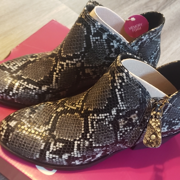 SO Angelfish Ankle Boots - Picture 4 of 7